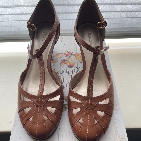 Naturalizer: Tan/Brown Leather Low Heel Pump 8.5 Narrow - Picture 1 of 5